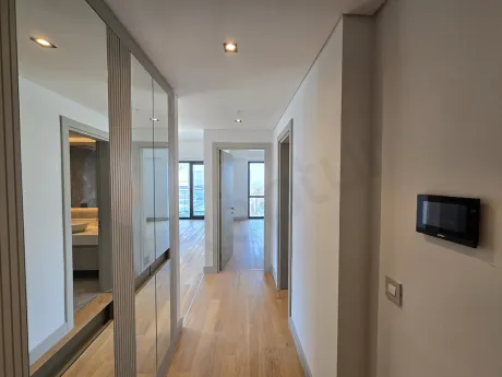 Modern bir rezidans dairesinin giriş bölümü ve antre alanı.