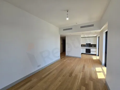 Şişli'de modern mimariye ve geniş pencerelere sahip, şehir manzaralı aydınlık boş oturma odası.