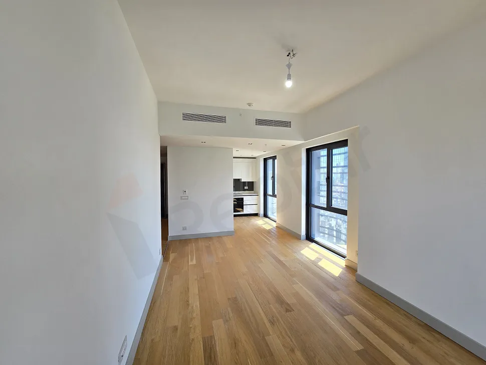 Şişli'de modern bir 1+1 dairenin aydınlık ve ferah yemek odası alanı.