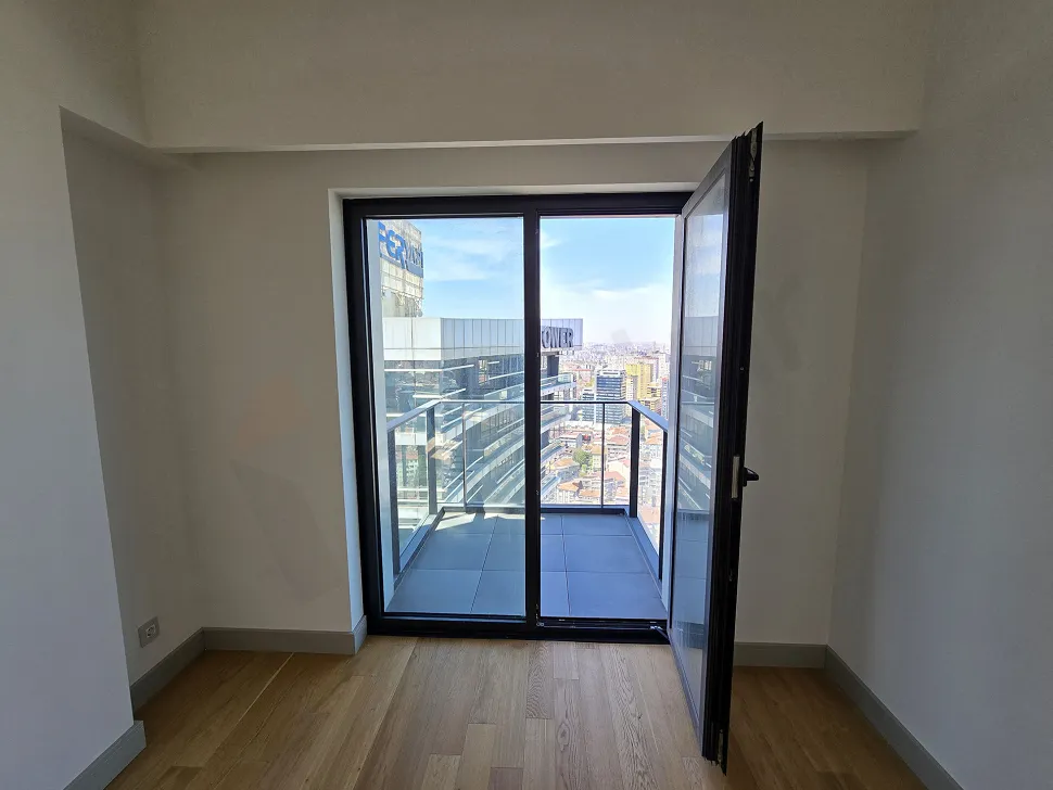 İstanbul Şişli'de yer alan modern bir rezidans dairesinin şehir manzaralı geniş balkonu.