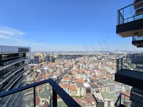 Şişli'de modern bir rezidanstan görünen geniş açılı panoramik İstanbul şehir manzarası.