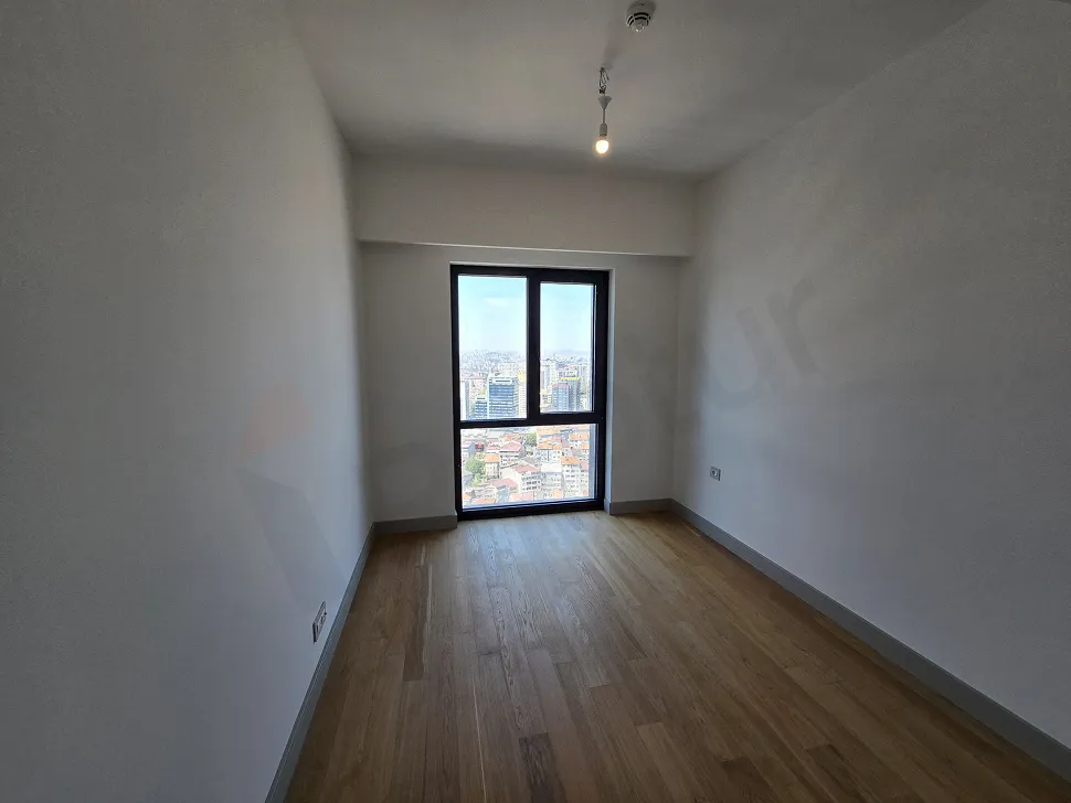 İstanbul Şişli'de satılık modern bir rezidans dairesinin geniş ve aydınlık yatak odası görseli.