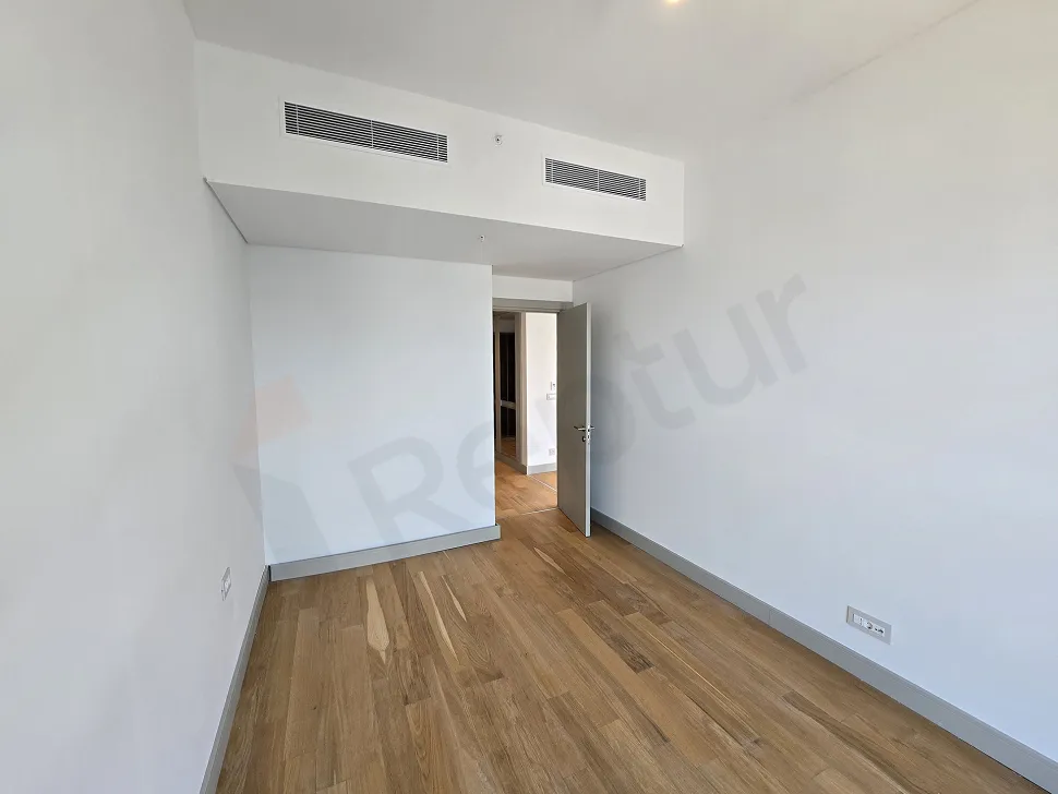 Şişli'deki modern bir rezidans dairesinin aydınlık ve ferah yatak odası alanı.