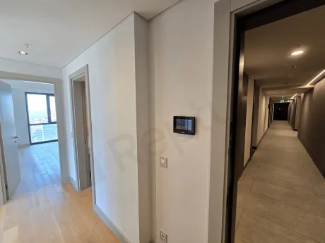 Şişli'deki modern bir rezidans dairesinin şık ve aydınlık koridoru.
