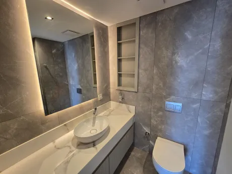 Modern ve şık tasarımlı lüks bir banyo görünümü