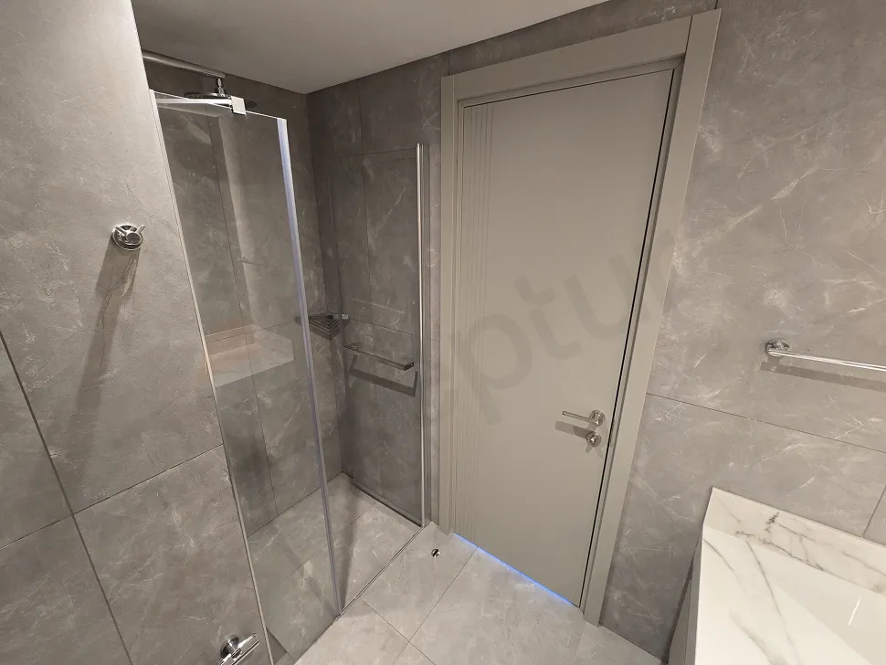 Modern banyo tasarımı, şık seramik döşemeler ve banyo armatürleri.