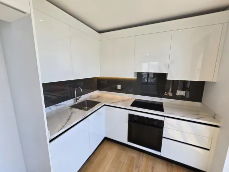 Modern ve şık bir mutfak alanı tasarımı.