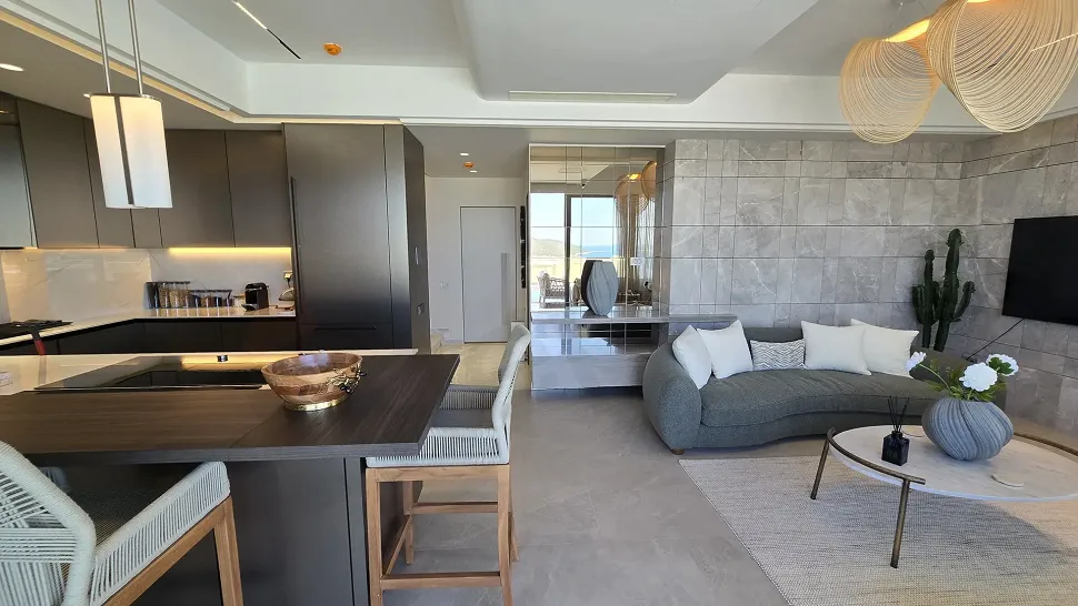 Modern mimariye sahip geniş ve aydınlık oturma odası alanı.