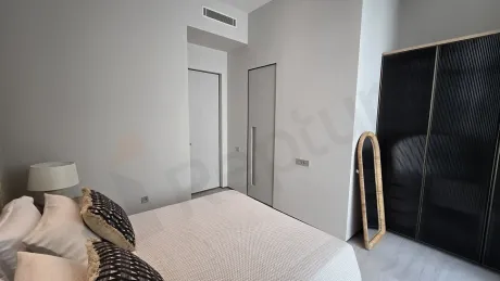 Modern ve geniş bir yatak odası alanı.