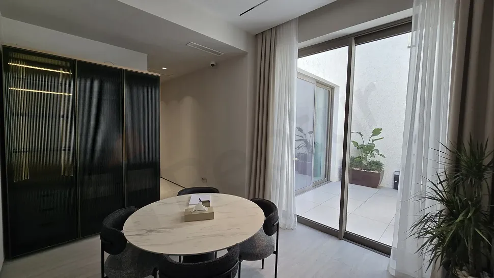 Lüks bir müstakil evin modern, geniş ve aydınlık yemek odası alanı.