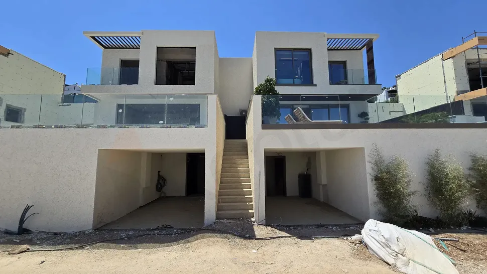 Bodrum'da deniz kıyısında yer alan modern mimarili bir müstakil evin estetik dış cephe görünümü.