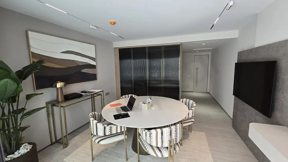 Modern mimariye sahip geniş ve aydınlık müstakil ev yemek odası alanı.