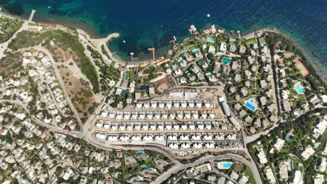 Bodrum'da denize sıfır konumda yer alan lüks sitenin kuş bakışı mimari yerleşim planı ve panoramik görünümü
