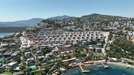 Deniz üzerinden çekilmiş, lüks sitenin kuş bakışı mimari yerleşim planı ve panoramik görünümü.