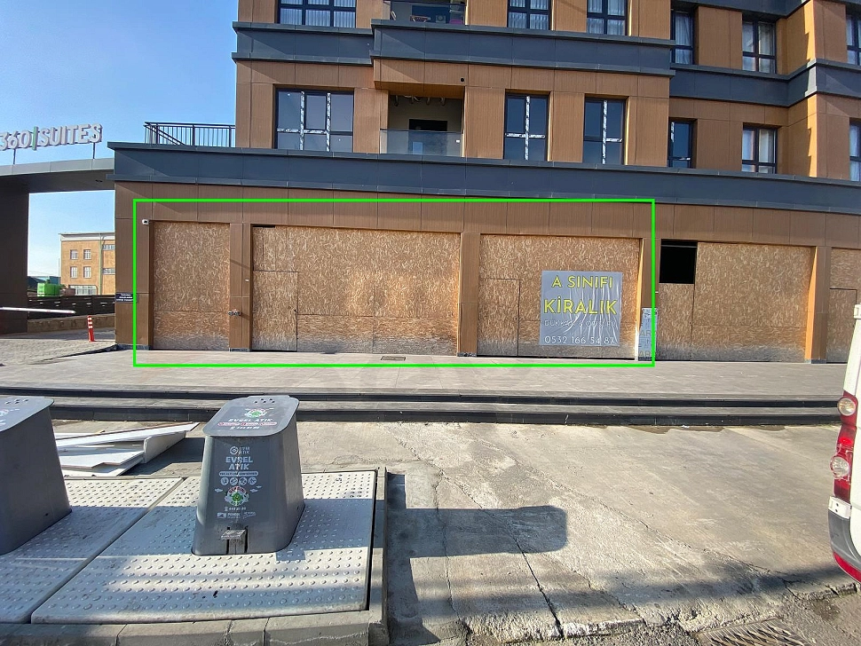 Pendik'te modern mimariye sahip bir dükkanın geniş cam vitrinli dış cephe görünümü.