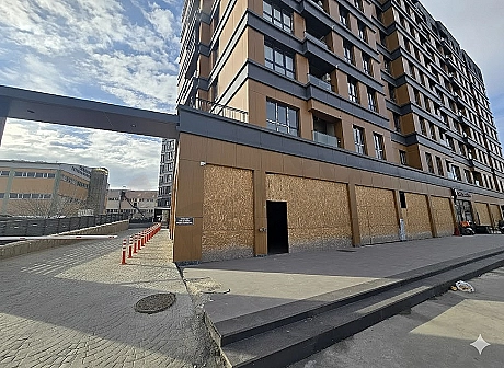 Modern bina girişi güvenlik kapısı ve giriş kontrol noktası.