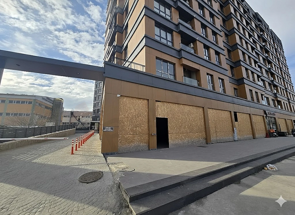 Modern bina girişi güvenlik kapısı ve giriş kontrol noktası.