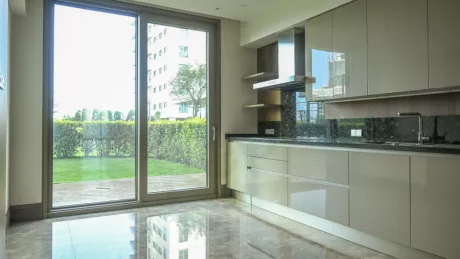 Bakırköy Sahilde Satılık Premium Daire, Havuzlu ve Güvenlikli