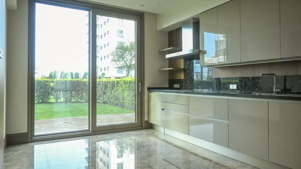 Bakırköy Sahilde Satılık Premium Daire, Havuzlu ve Güvenlikli