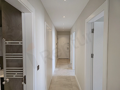 Modern daire koridoru, aydınlık ve geniş