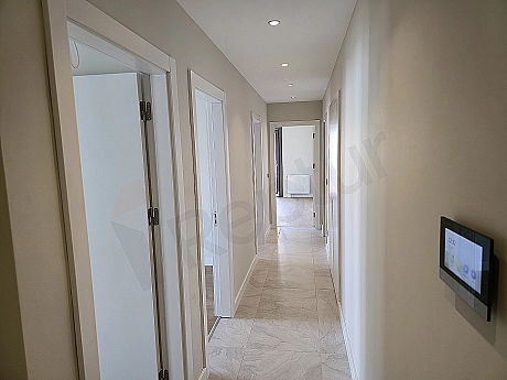 Modern daire giriş kapısı ve aydınlatma detayı