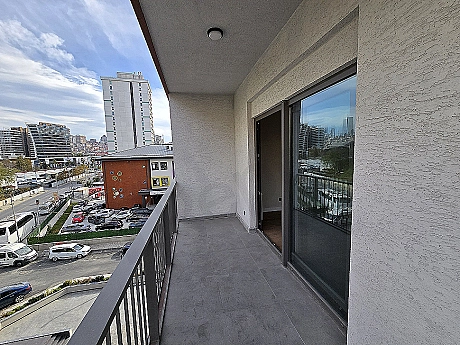 Geniş balkonlu modern daire görseli.