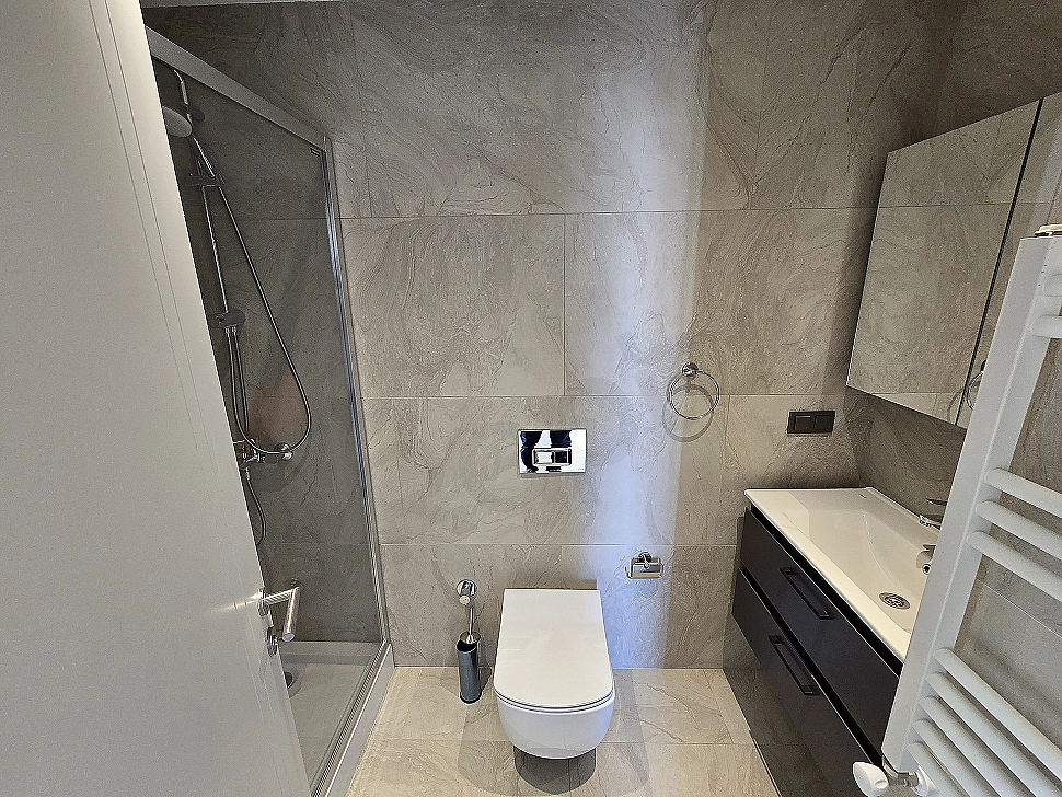 Modern tasarımlı banyo iç mekanı
