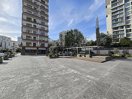 Geniş ve bakımlı bahçede oturma alanı ve peyzaj detayları