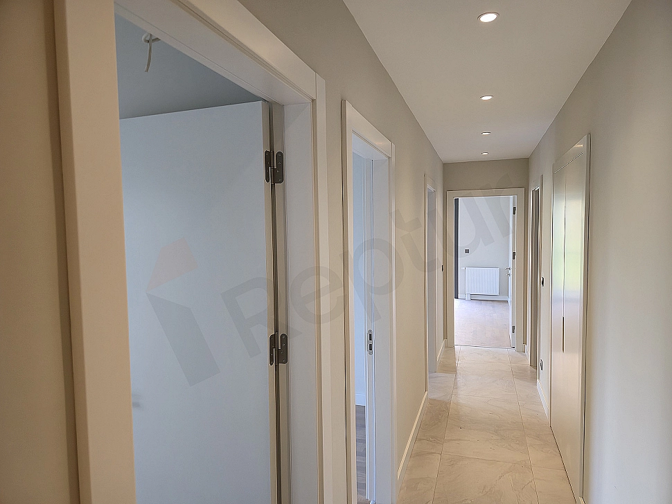 Modern daire koridoru iç mekanı, aydınlık ve ferah tasarım.