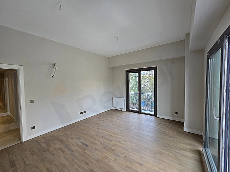 Modern oturma odası tasarımı, minimalist dekorasyon, geniş pencere.