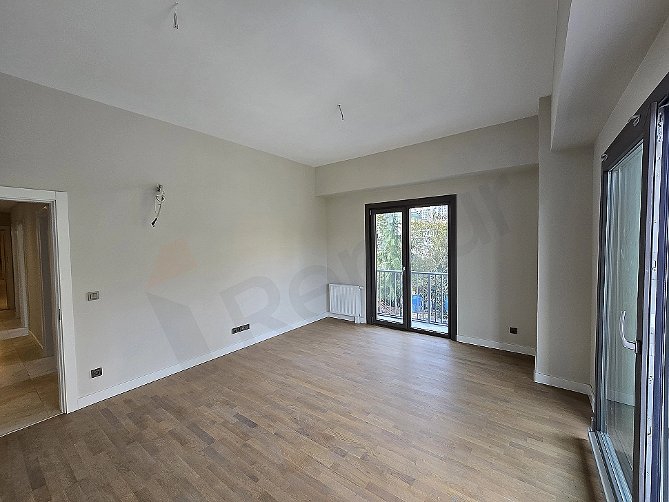 Modern oturma odası tasarımı, minimalist dekorasyon, geniş pencere.