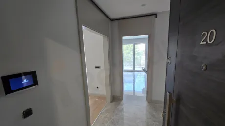 Modern bir dairenin giriş kapısı ve antre alanı.