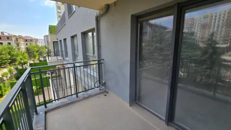 Modern bir dairenin geniş ve ferah balkon alanı.