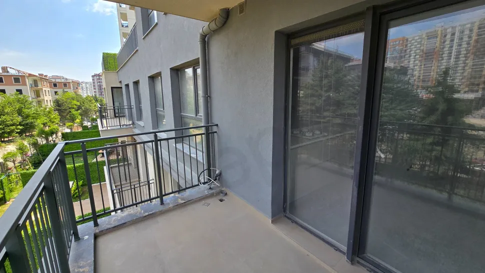 Modern bir dairenin geniş ve ferah balkon alanı.