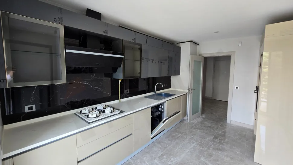Modern ve geniş tasarımlı aydınlık mutfak iç görünümü