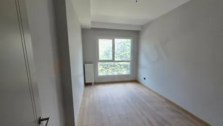 İstanbul Beylikdüzü'nde yeni ve lüks bir dairenin modern tasarımlı yatak odası görseli.