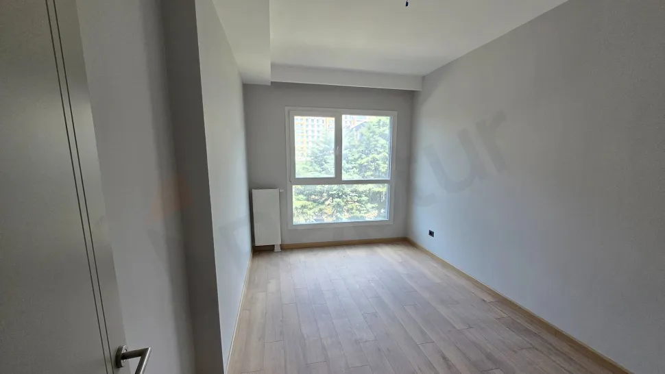 İstanbul Beylikdüzü'nde yeni ve lüks bir dairenin modern tasarımlı yatak odası görseli.