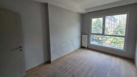 Modern mimariye sahip, geniş pencereli ve aydınlık yatak odası iç mekanı.