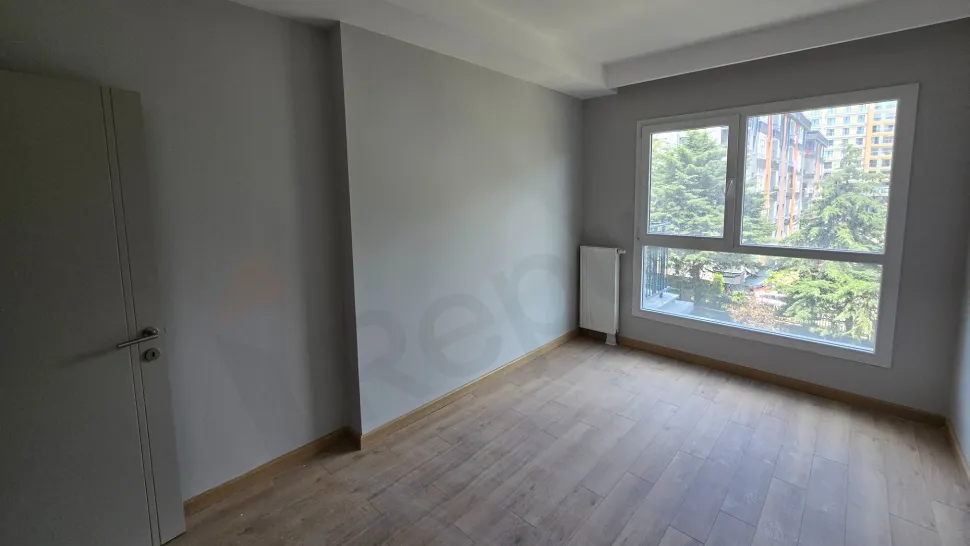 Modern mimariye sahip, geniş pencereli ve aydınlık yatak odası iç mekanı.