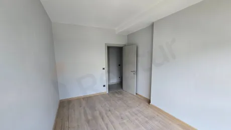 İstanbul Beylikdüzü'nde modern bir yapıda yer alan geniş ve aydınlık yatak odası görseli.