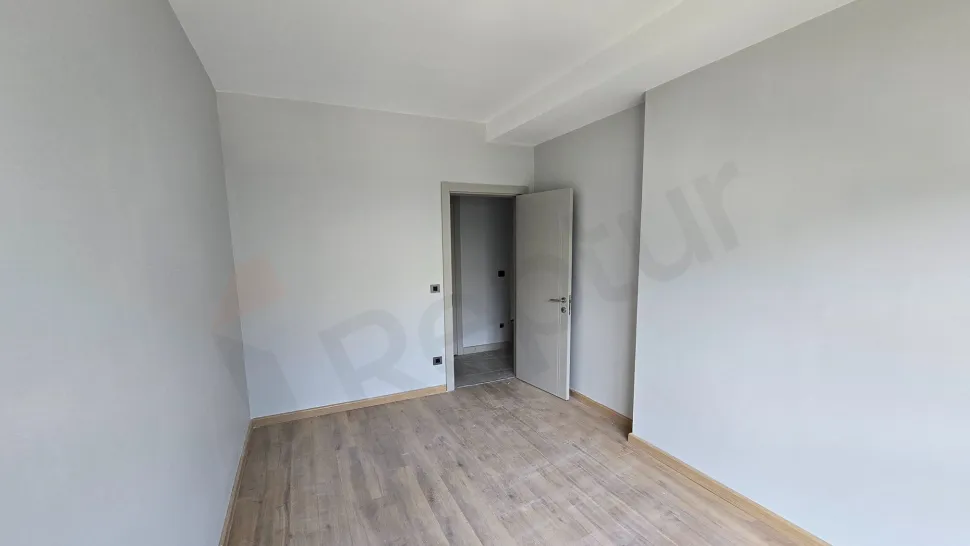 İstanbul Beylikdüzü'nde modern bir yapıda yer alan geniş ve aydınlık yatak odası görseli.