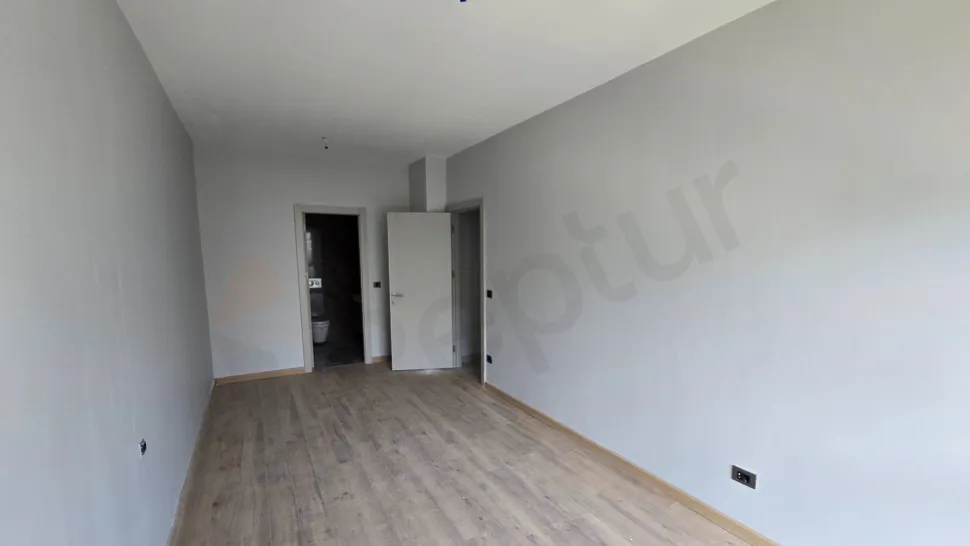 Modern ve aydınlık bir yatak odasının iç mekan görünümü.