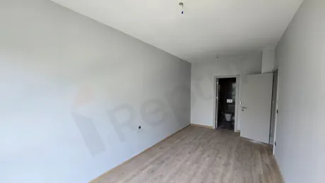 Beylikdüzü'nde yer alan modern bir dairenin ferah ve aydınlık yatak odası görünümü.