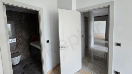 Modern tasarımlı, geniş ve gün ışığı alan bir yatak odası görünümü