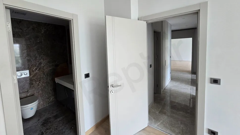 Modern tasarımlı, geniş ve gün ışığı alan bir yatak odası görünümü
