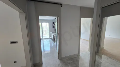 Modern tasarımlı, şık ve güvenli daire içi merdiven yapısı.