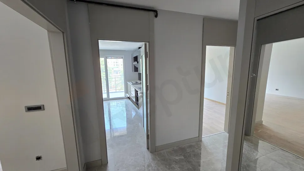Modern tasarımlı, şık ve güvenli daire içi merdiven yapısı.