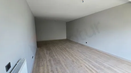 Modern mimariye sahip geniş ve aydınlık bir oturma odası görünümü.