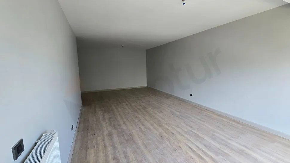 Modern mimariye sahip geniş ve aydınlık bir oturma odası görünümü.