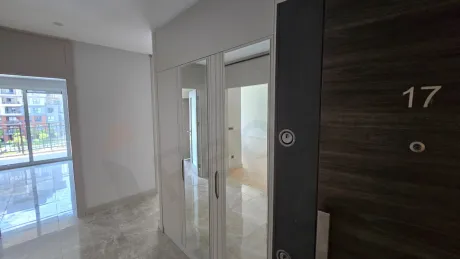 Beylikdüzü'nde modern ve geniş tasarıma sahip bir dairenin aydınlık koridoru.